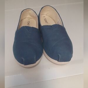 Dark/light blue Toms slip-on shoes - size 7